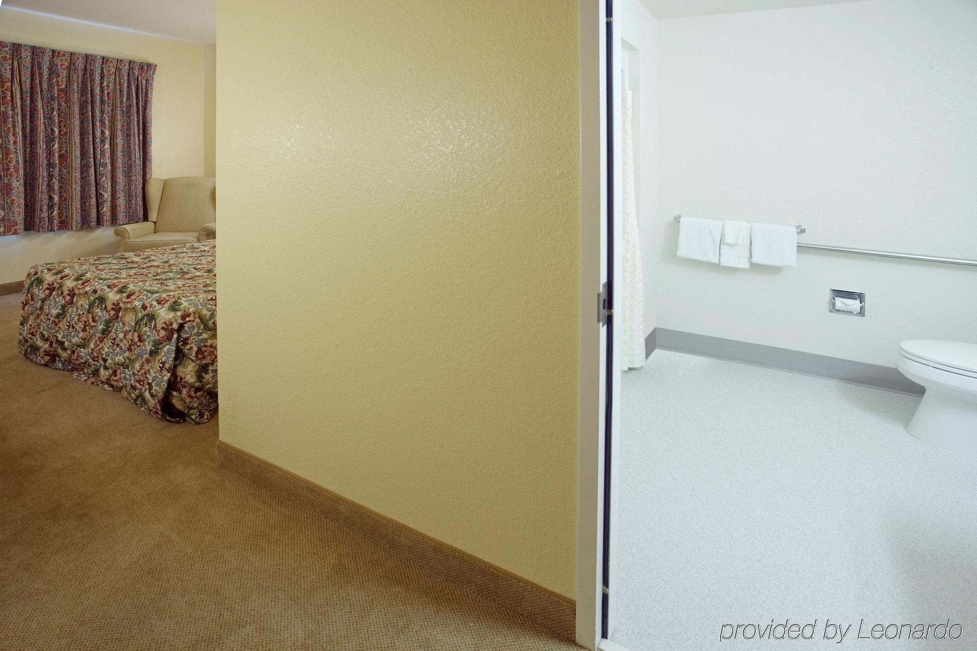 Econo Lodge Meadville Room photo